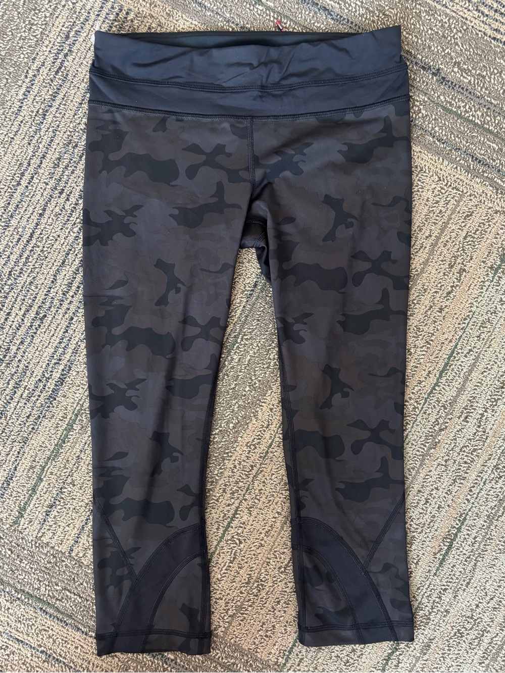 Lululemon Camo Cropped Leggings- size 6